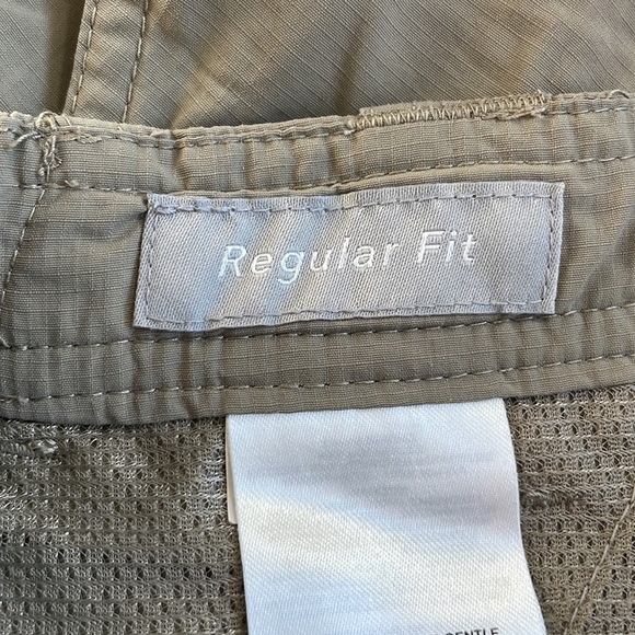 Columbia Mens Khaki Omni- Shade Regular Fit Outdoor Shorts, 12” inseam, size 32 - Picture 3 of 11